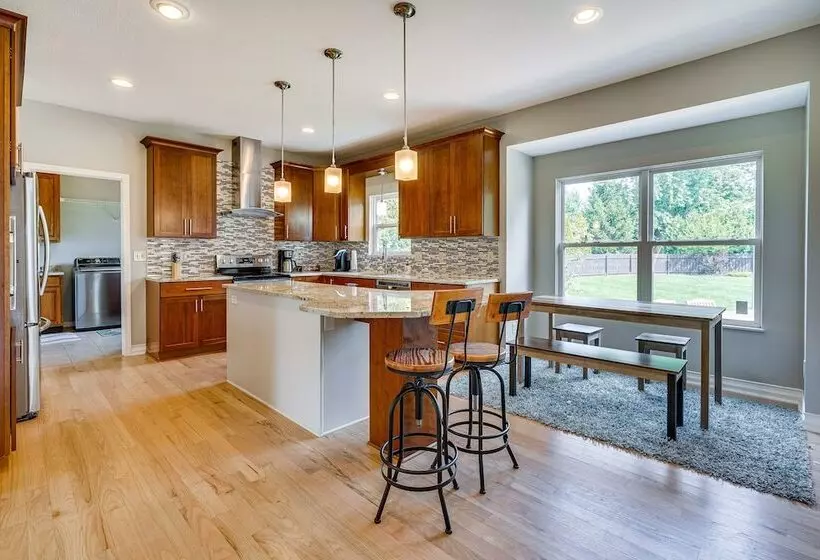 Spacious Lewis Center Home W/ Yard & Gas Grill!