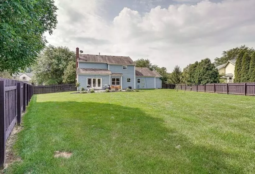Spacious Lewis Center Home W/ Yard & Gas Grill!