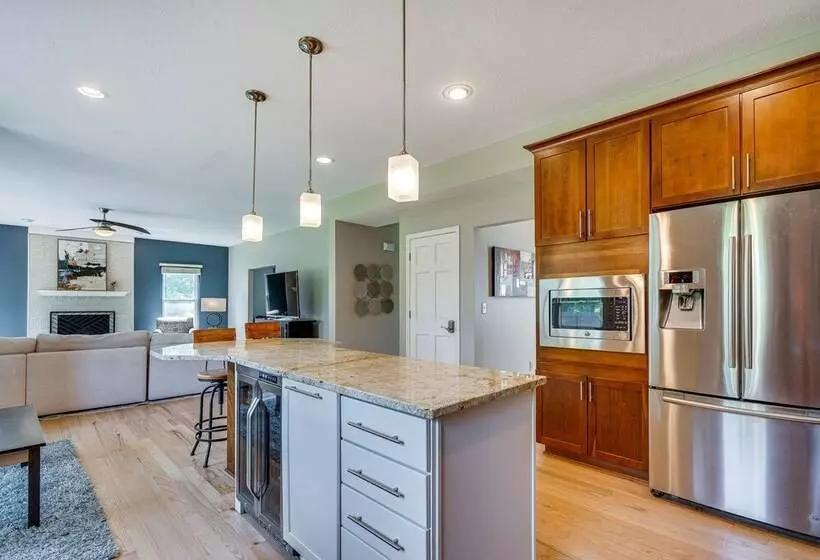 Spacious Lewis Center Home W/ Yard & Gas Grill!
