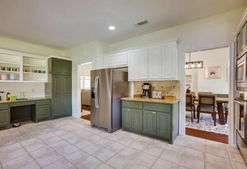 Montgomery Home: Yard, Heated Pool, & Hot Tub!