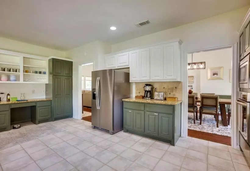 Montgomery Home: Yard, Heated Pool, & Hot Tub!