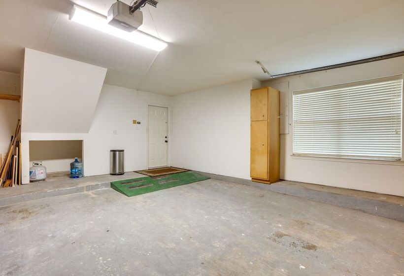 Montgomery Home: Yard, Heated Pool, & Hot Tub!