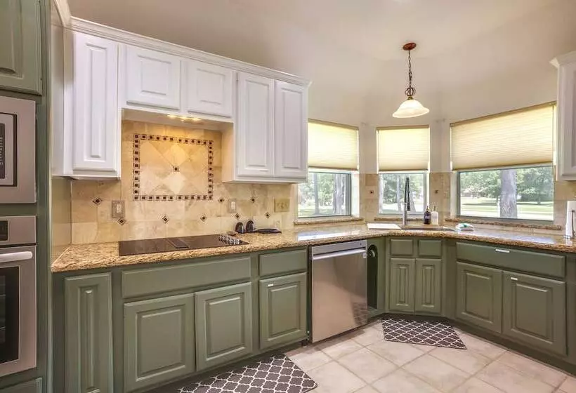 Montgomery Home: Yard, Heated Pool, & Hot Tub!