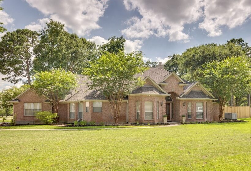 Montgomery Home: Yard, Heated Pool, & Hot Tub!