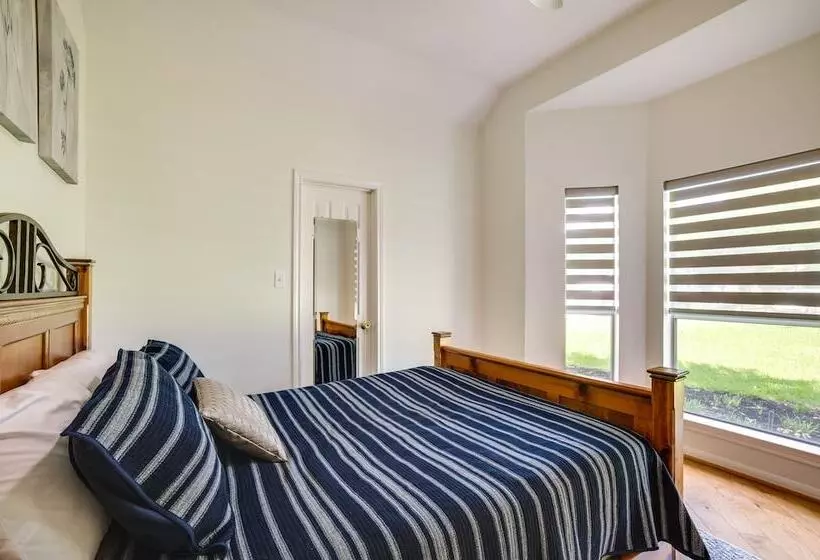 Montgomery Home: Yard, Heated Pool, & Hot Tub!