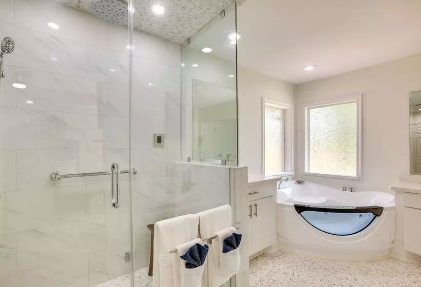 Montgomery Home: Yard, Heated Pool, & Hot Tub!