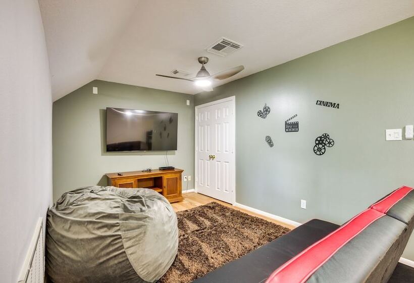 Montgomery Home: Yard, Heated Pool, & Hot Tub!