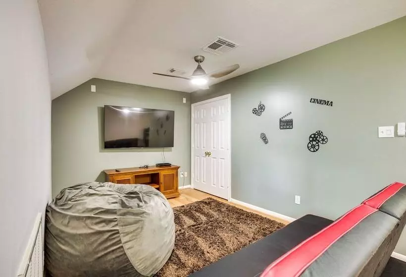 Montgomery Home: Yard, Heated Pool, & Hot Tub!