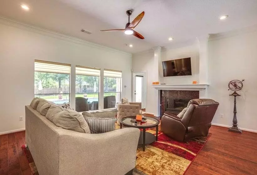 Montgomery Home: Yard, Heated Pool, & Hot Tub!