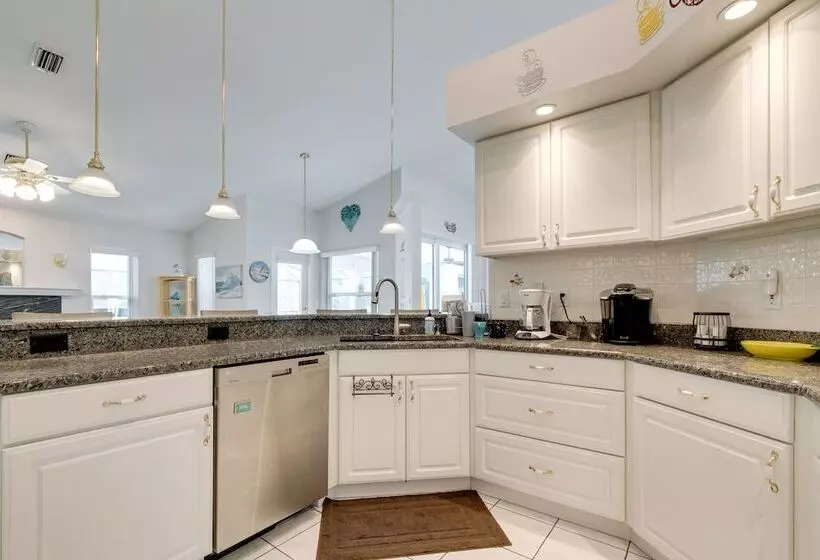 Spring Hill Home   Pool, Grill & Golf Course Views