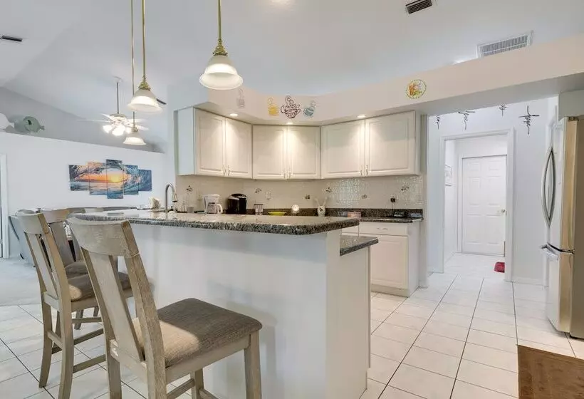 Spring Hill Home   Pool, Grill & Golf Course Views