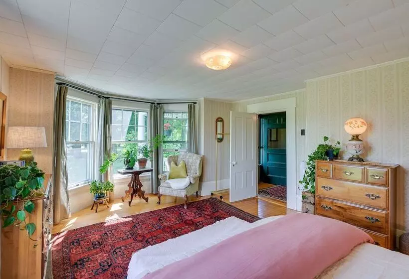 Springvale Farm: Freedom Home With Hiking Trail!