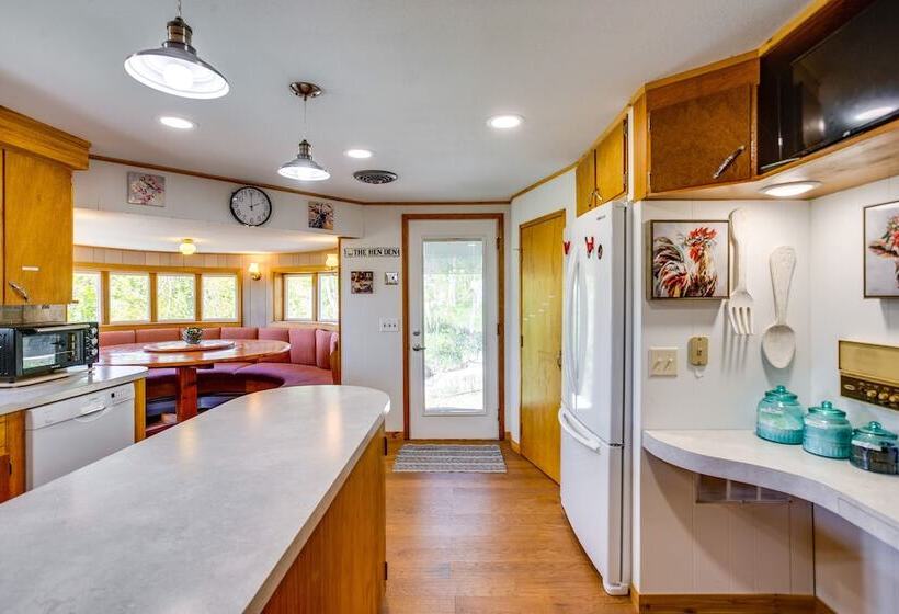 Sunny Cedaredge Home W/ Mtn Views Hike & Fish!