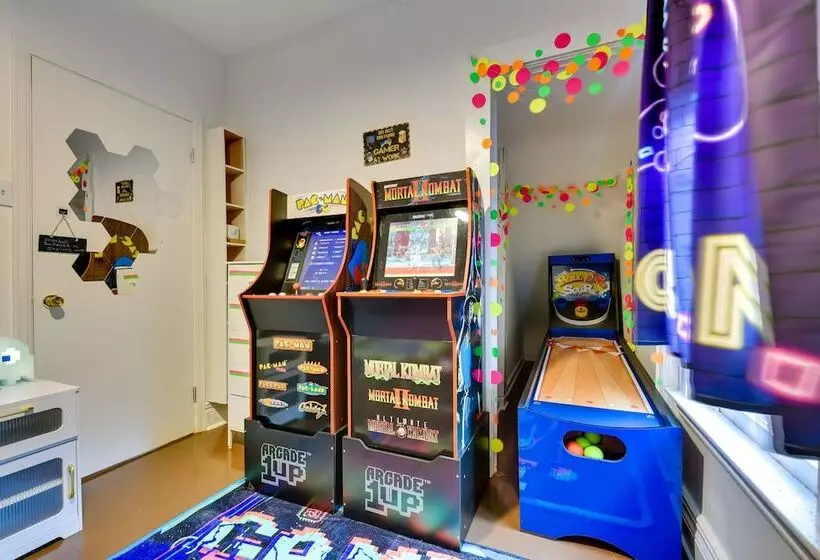 Themed New York Home ~ 2 Mi To Niagara Falls!