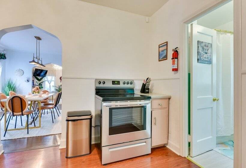 Themed New York Home ~ 2 Mi To Niagara Falls!