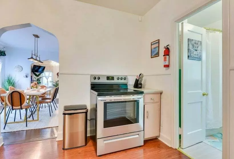 Themed New York Home ~ 2 Mi To Niagara Falls!