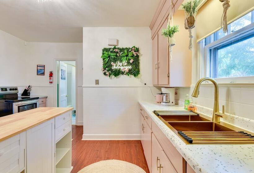 Themed New York Home ~ 2 Mi To Niagara Falls!