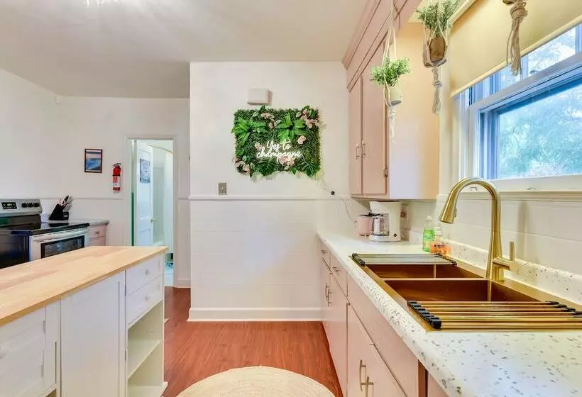 Themed New York Home ~ 2 Mi To Niagara Falls!