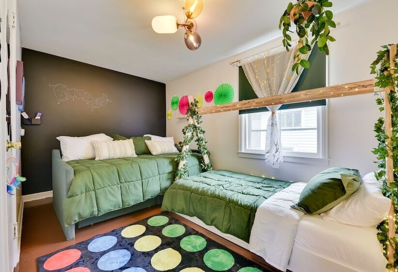 Themed New York Home ~ 2 Mi To Niagara Falls!