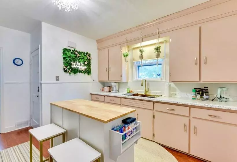 Themed New York Home ~ 2 Mi To Niagara Falls!