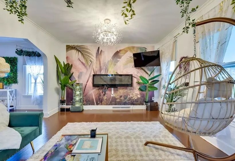 Themed New York Home ~ 2 Mi To Niagara Falls!