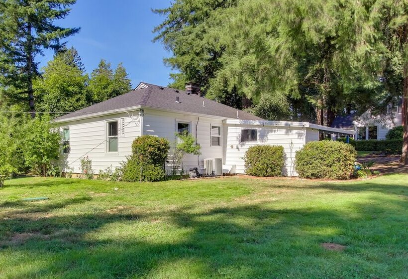 Vintage Cottage By Leaburg Canal W/ Large Yard!