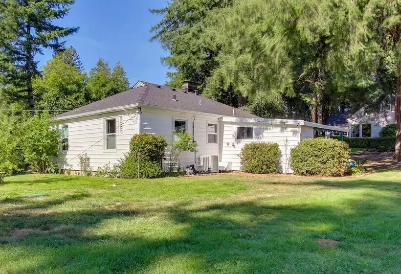 Vintage Cottage By Leaburg Canal W/ Large Yard!