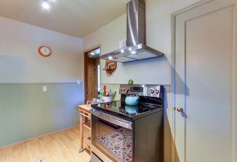 Vintage Cottage By Leaburg Canal W/ Large Yard!