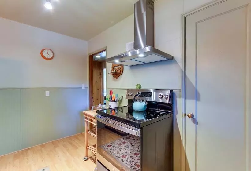 Vintage Cottage By Leaburg Canal W/ Large Yard!