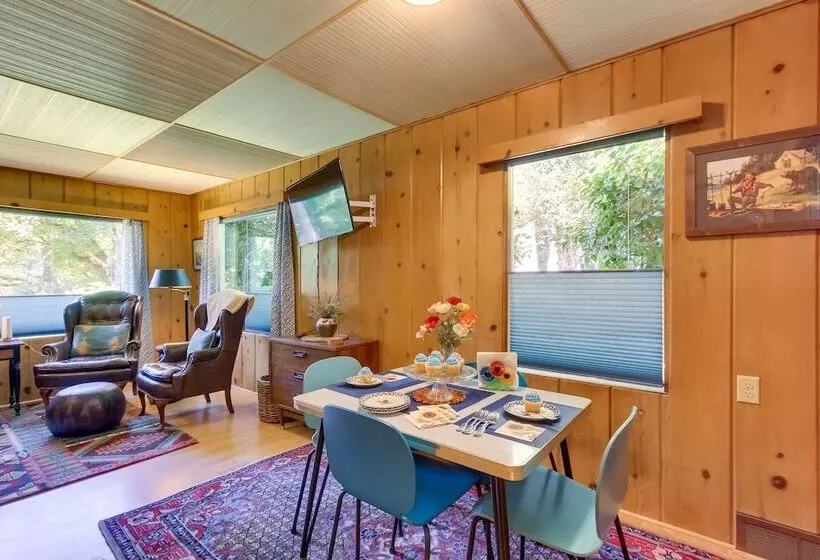 Vintage Cottage By Leaburg Canal W/ Large Yard!