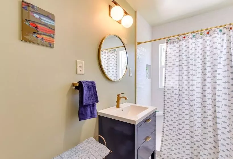 Vintage Cottage By Leaburg Canal W/ Large Yard!