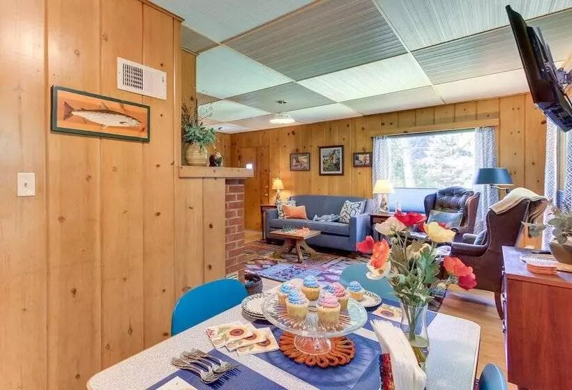 Vintage Cottage By Leaburg Canal W/ Large Yard!