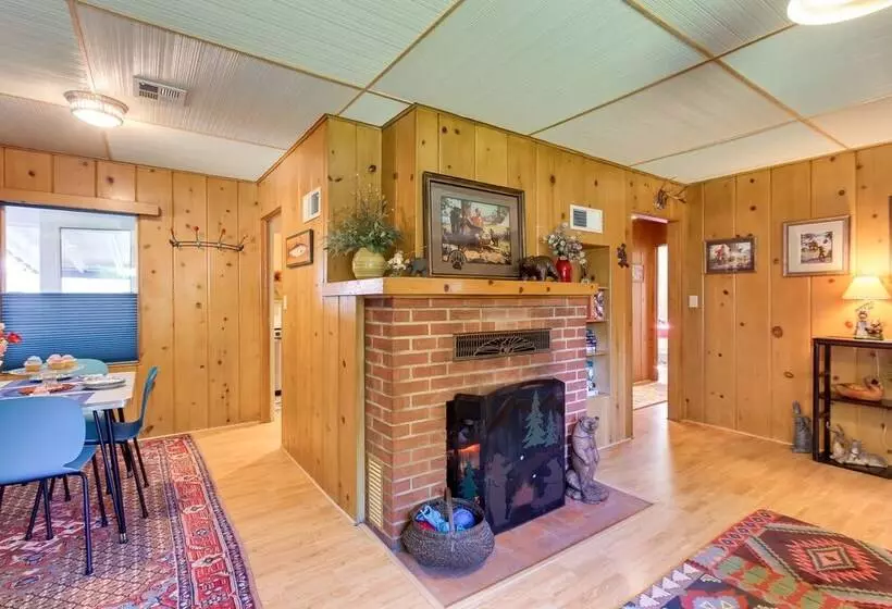 Vintage Cottage By Leaburg Canal W/ Large Yard!