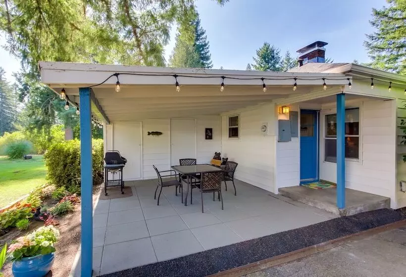 Vintage Cottage By Leaburg Canal W/ Large Yard!