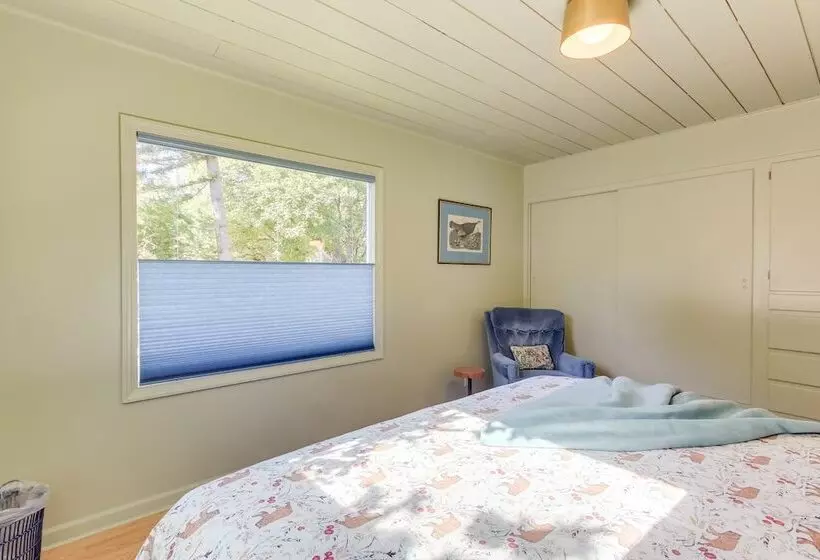 Vintage Cottage By Leaburg Canal W/ Large Yard!