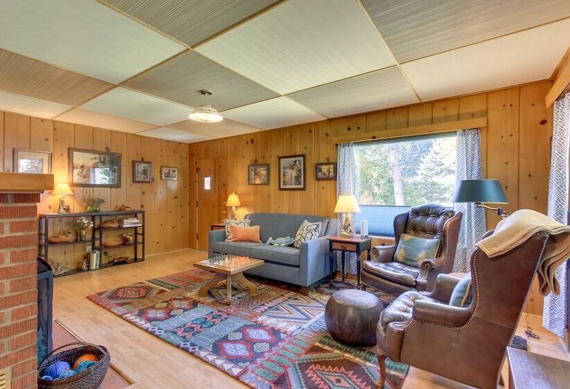 Vintage Cottage By Leaburg Canal W/ Large Yard!