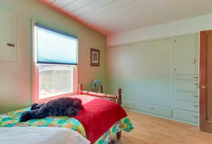 Vintage Cottage By Leaburg Canal W/ Large Yard!