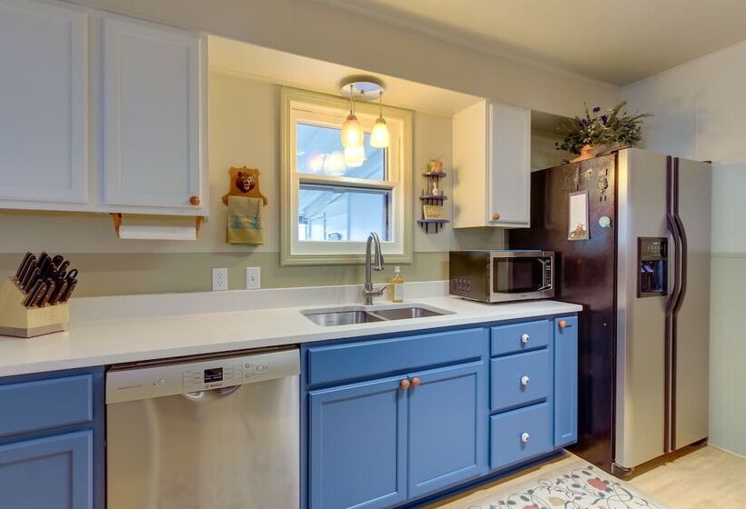 Vintage Cottage By Leaburg Canal W/ Large Yard!