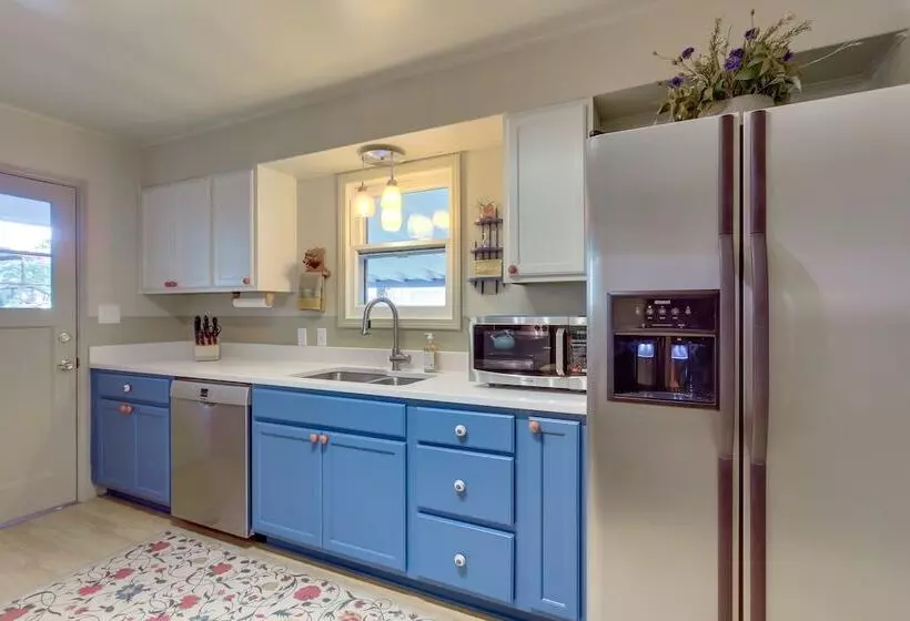 Vintage Cottage By Leaburg Canal W/ Large Yard!