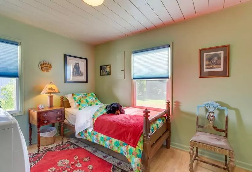 Vintage Cottage By Leaburg Canal W/ Large Yard!