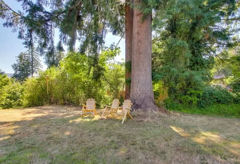 Vintage Cottage By Leaburg Canal W/ Large Yard!