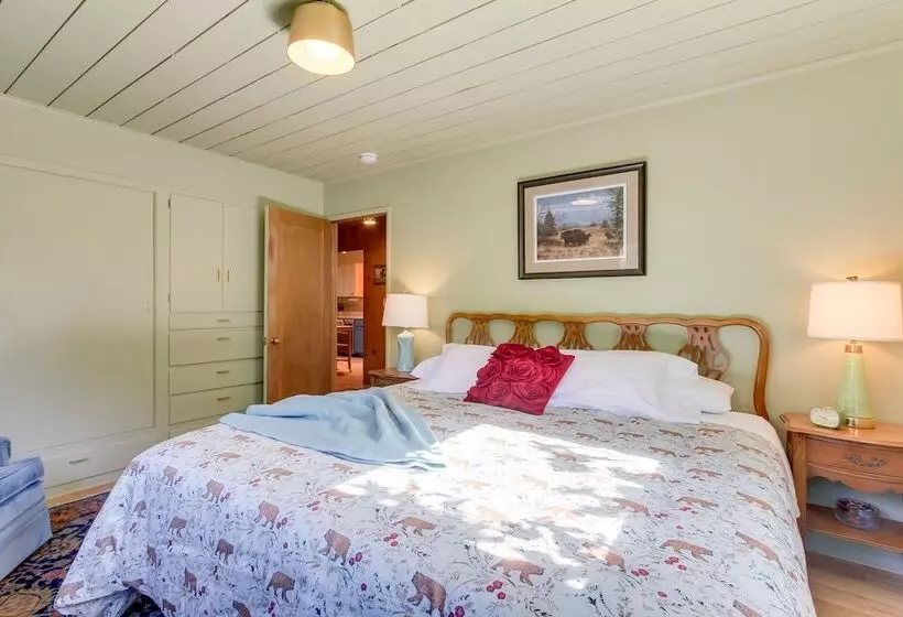 Vintage Cottage By Leaburg Canal W/ Large Yard!