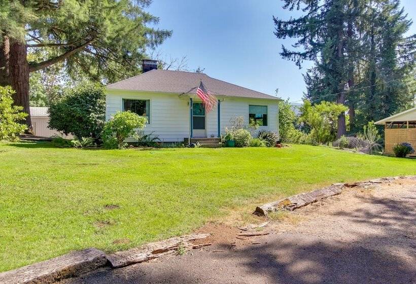 Vintage Cottage By Leaburg Canal W/ Large Yard!