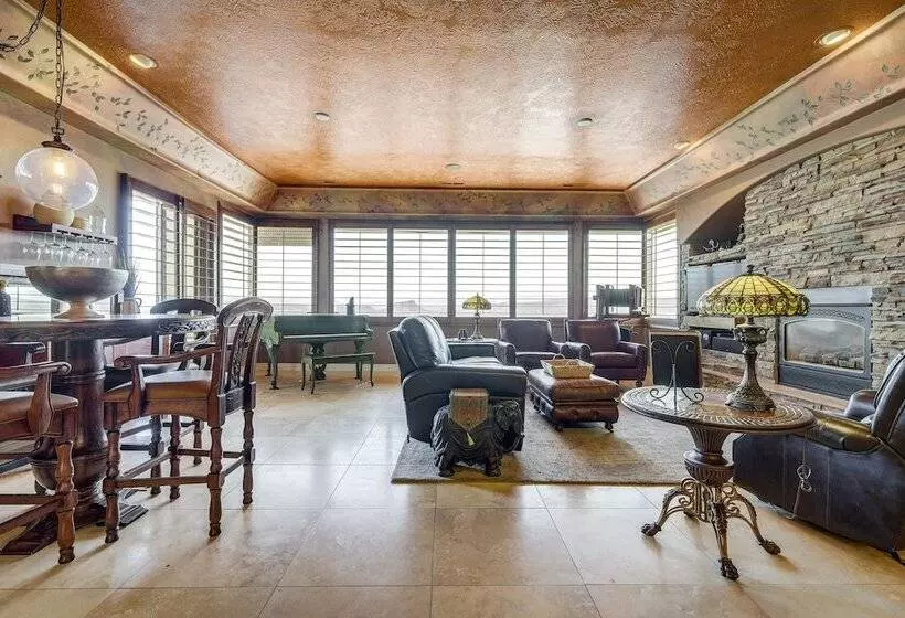 Airy St George Retreat W/ Balcony + Mtn Views!