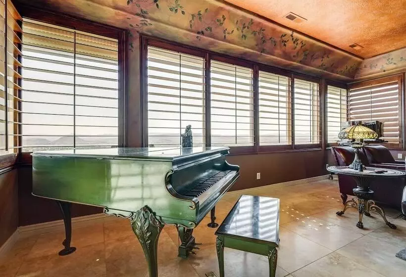 Airy St George Retreat W/ Balcony + Mtn Views!