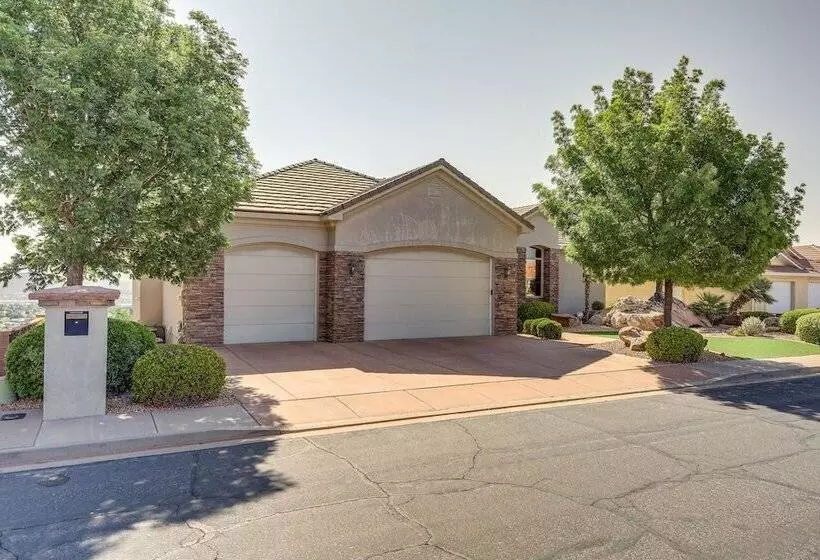 Airy St George Retreat W/ Balcony + Mtn Views!