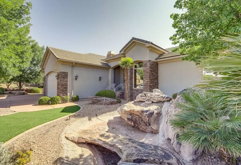 Airy St George Retreat W/ Balcony + Mtn Views!