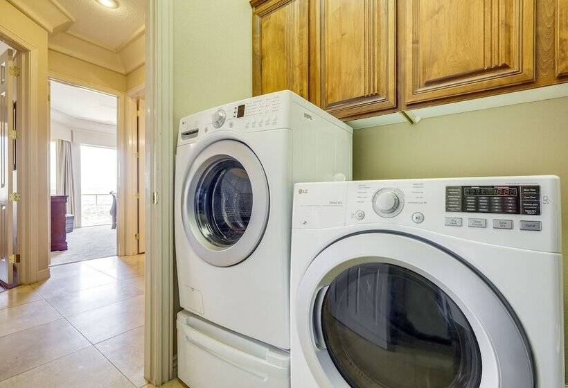 Airy St George Retreat W/ Balcony + Mtn Views!