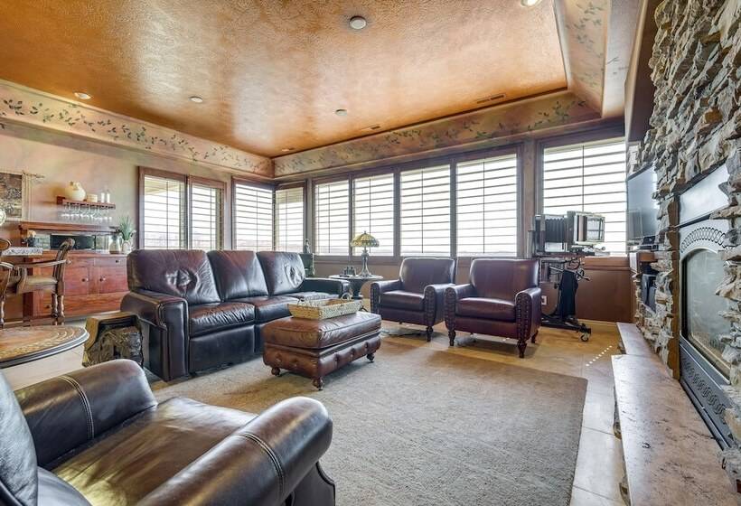 Airy St George Retreat W/ Balcony + Mtn Views!