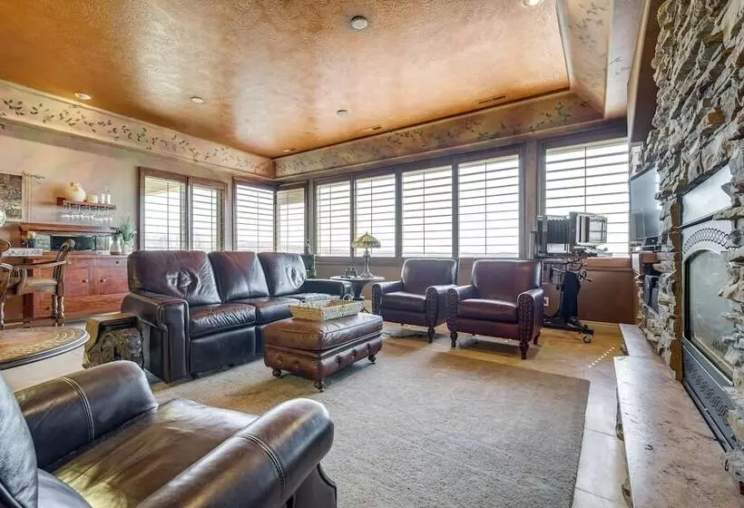 Airy St George Retreat W/ Balcony + Mtn Views!
